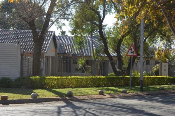 64 On Malabor Bed & Breakfast Pretoria Exterior photo